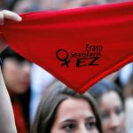 Una joven se manifiesta contra los abusos a mujeres en los Sanfermines