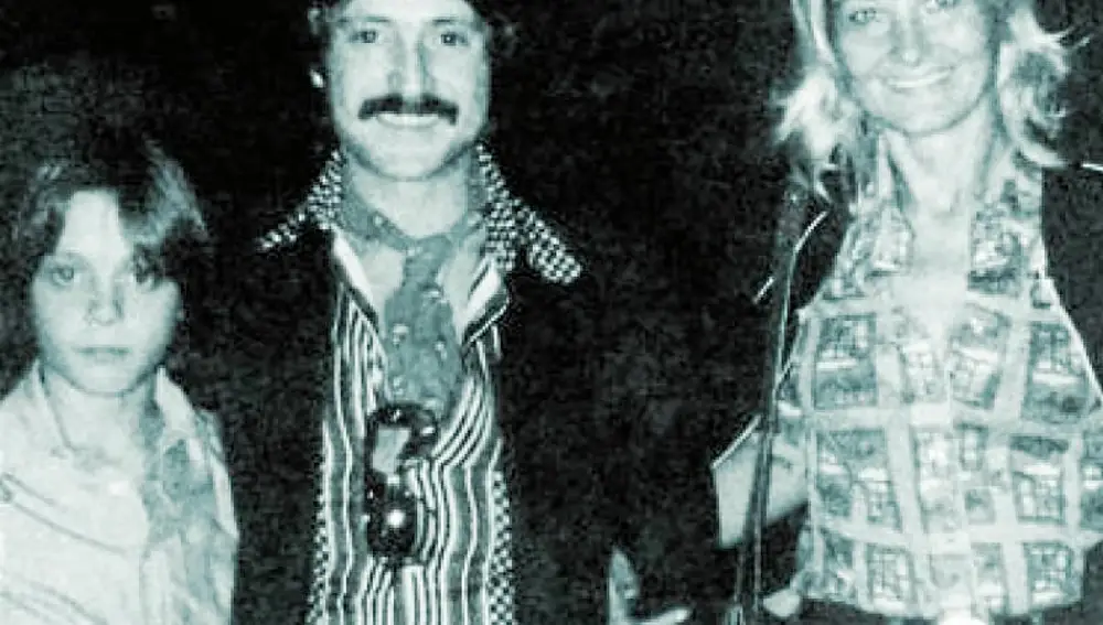 Imagen de familia. Un jovencísimo Luis Miguel posa con su padre, Luis Rey, y su madre, Marcela Basteri