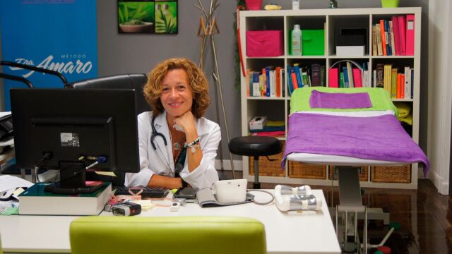 La doctora Amaro en su consulta de Madrid