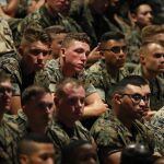Miembros del ejército estadounidense escuchan al presidente de los Estados Unidos, Donald J. Trump (fuera de cuadro), mientras entrega observaciones sobre la participación estadounidense en Afganistán, hoy lunes, 21 de agosto de 2017, en la base militar de Fort Myer, en Arlington, Virginia (EE.UU.).