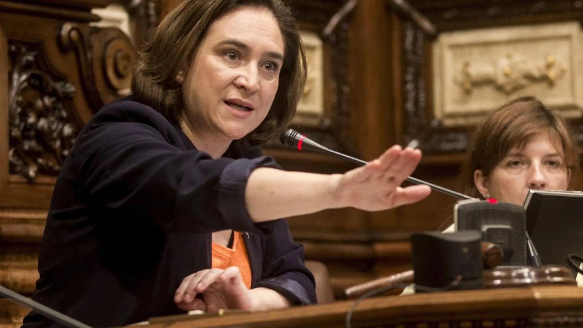 La alcaldesa de Barcelona, Ada Colau, interviene en el pleno del Ayuntamiento de Barcelona