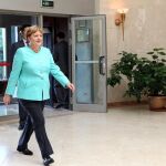 La canciller alemana Ángela Merkel asiste a una reunión con el presidente de Kirguizistán Almazbek Atambayev