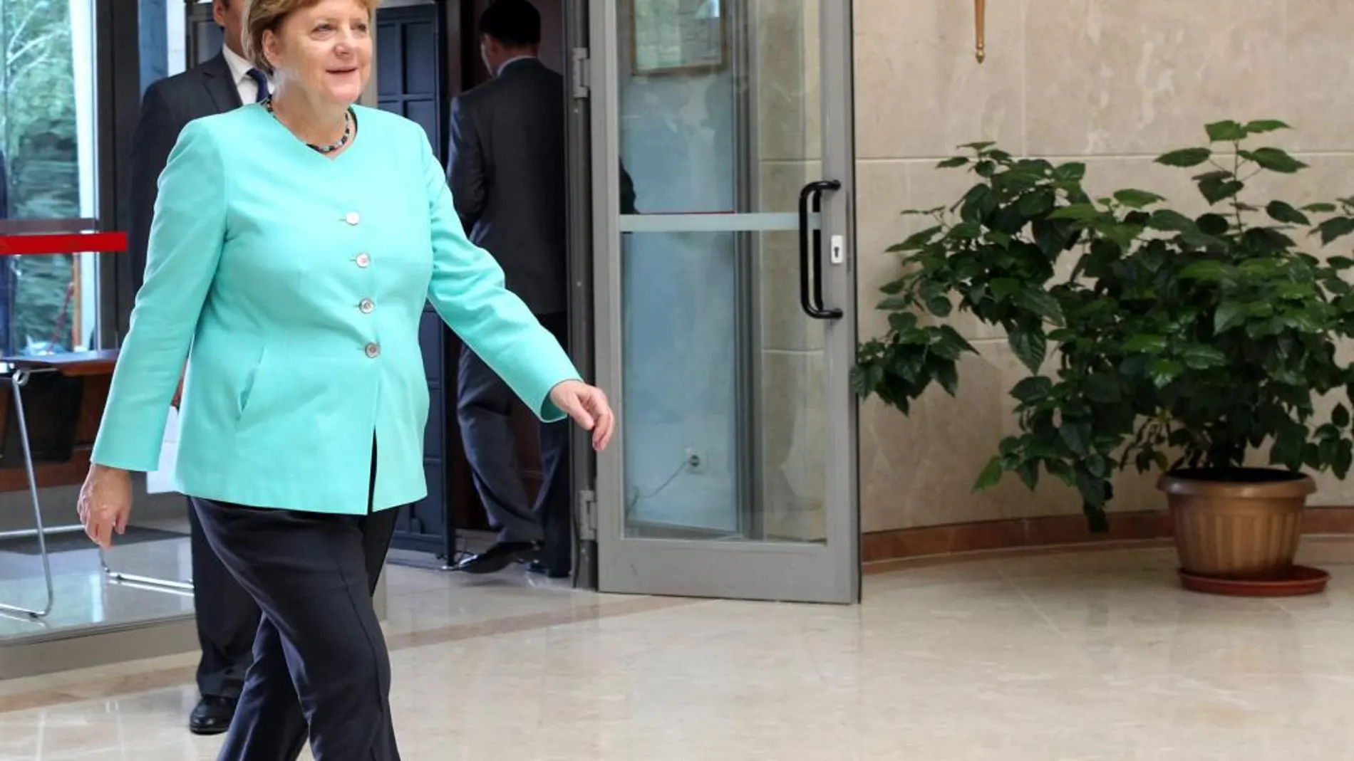 La canciller alemana Ángela Merkel asiste a una reunión con el presidente de Kirguizistán Almazbek Atambayev