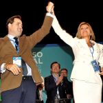 La presidenta saliente del PP de Castilla-La Mancha, María Dolores de Cospedal (d), junto a su sucesor en el cargo, Francisco Núñez (i)/ Efe