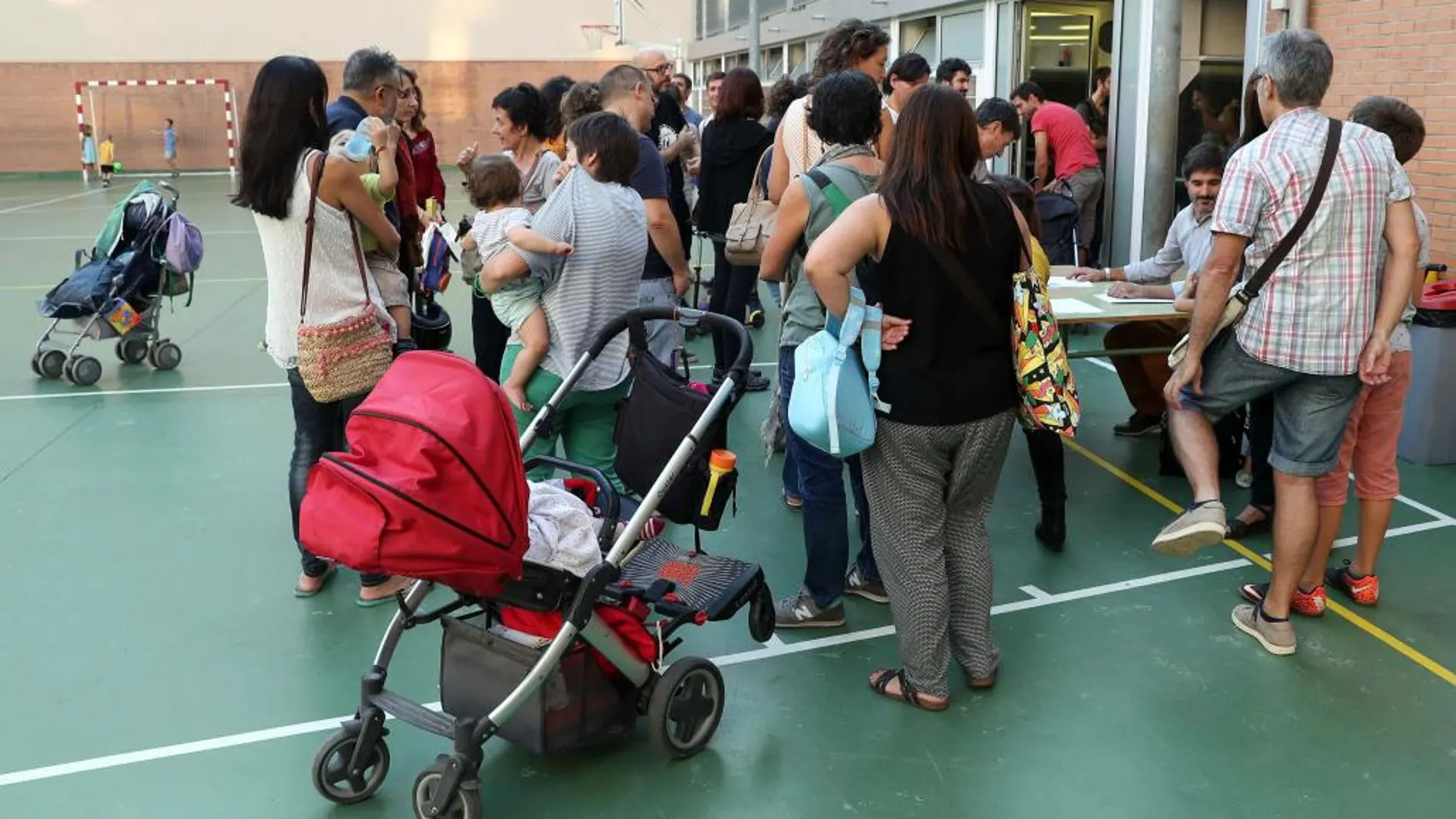 Padres de alumnos en la Escola Diputació de Barcelona, para organizar la "Festa de la tardor"(Fiesta del otoño)