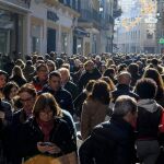 Cientos de personas abarrotaban ayer las calles más comerciales del centro de Sevilla / Foto: Manuel Olmedo