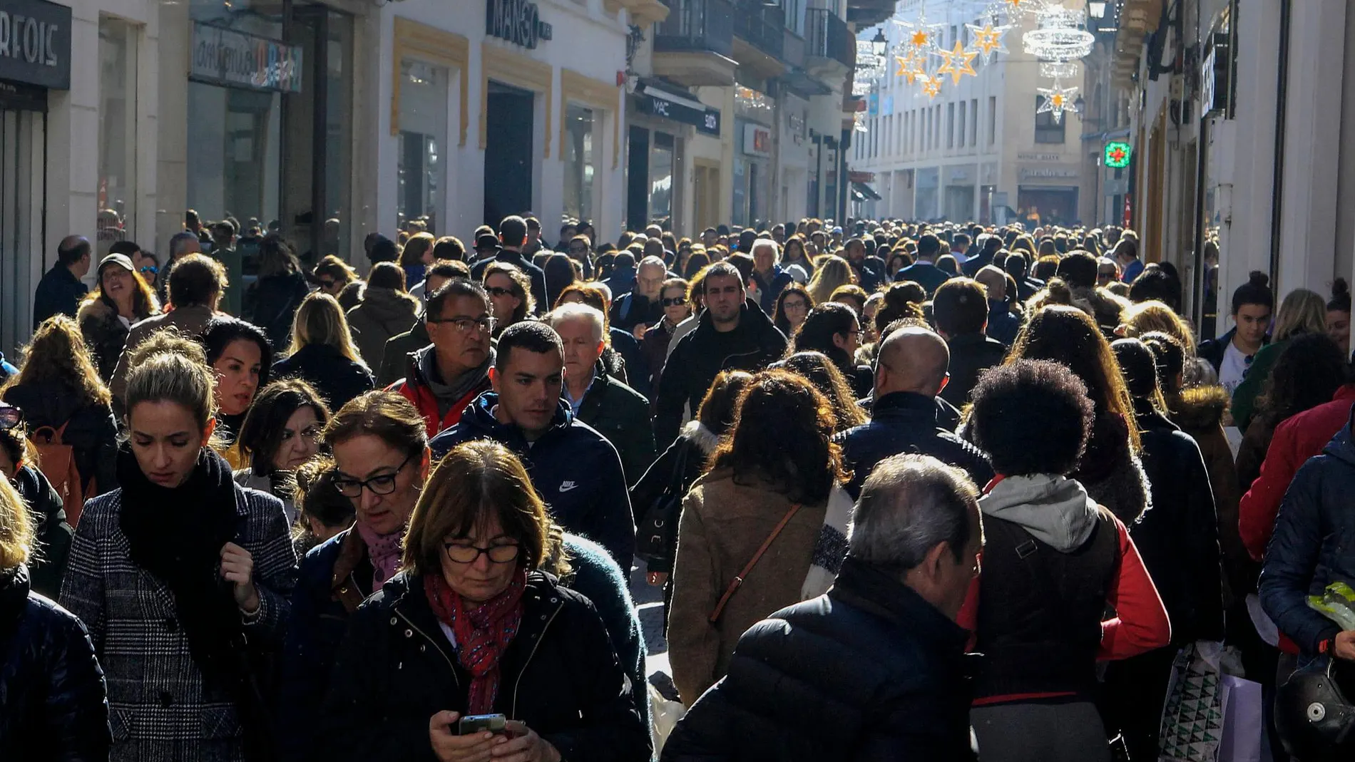 Cientos de personas abarrotaban ayer las calles más comerciales del centro de Sevilla / Foto: Manuel Olmedo