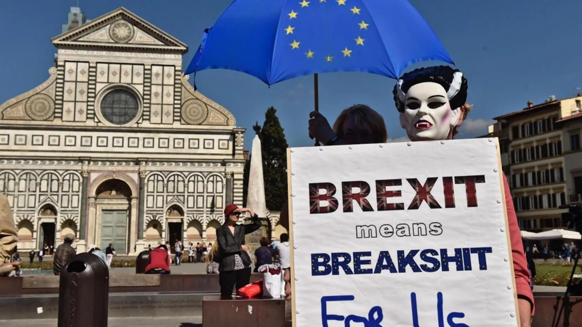 Una activista protesta en la plaza de Santa María Novella contra el "brexit", en un acto antes del discurso que la primera ministra británica, Theresa May