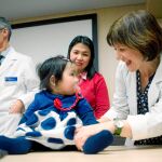 Los doctores Francina Munell y Alfons Macaya, del Hospital Vall d´Hebrón, junto a la niña Beatriz y su madre Mariví / La Razón