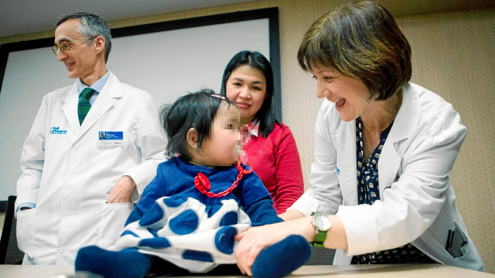 Los doctores Francina Munell y Alfons Macaya, del Hospital Vall d´Hebrón, junto a la niña Beatriz y su madre Mariví / La Razón