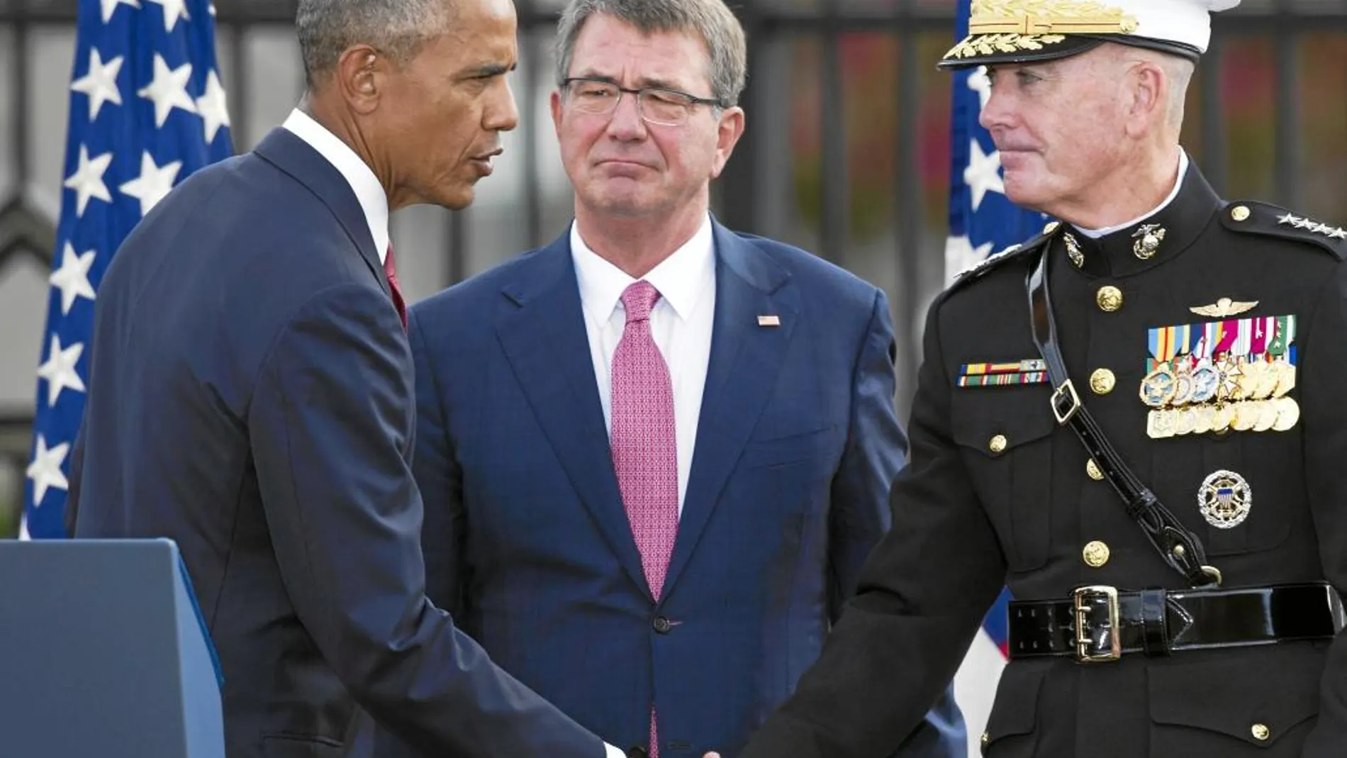 Obama, ayer, junto a su secretario de Estado, Ashton Carter, en Nueva York
