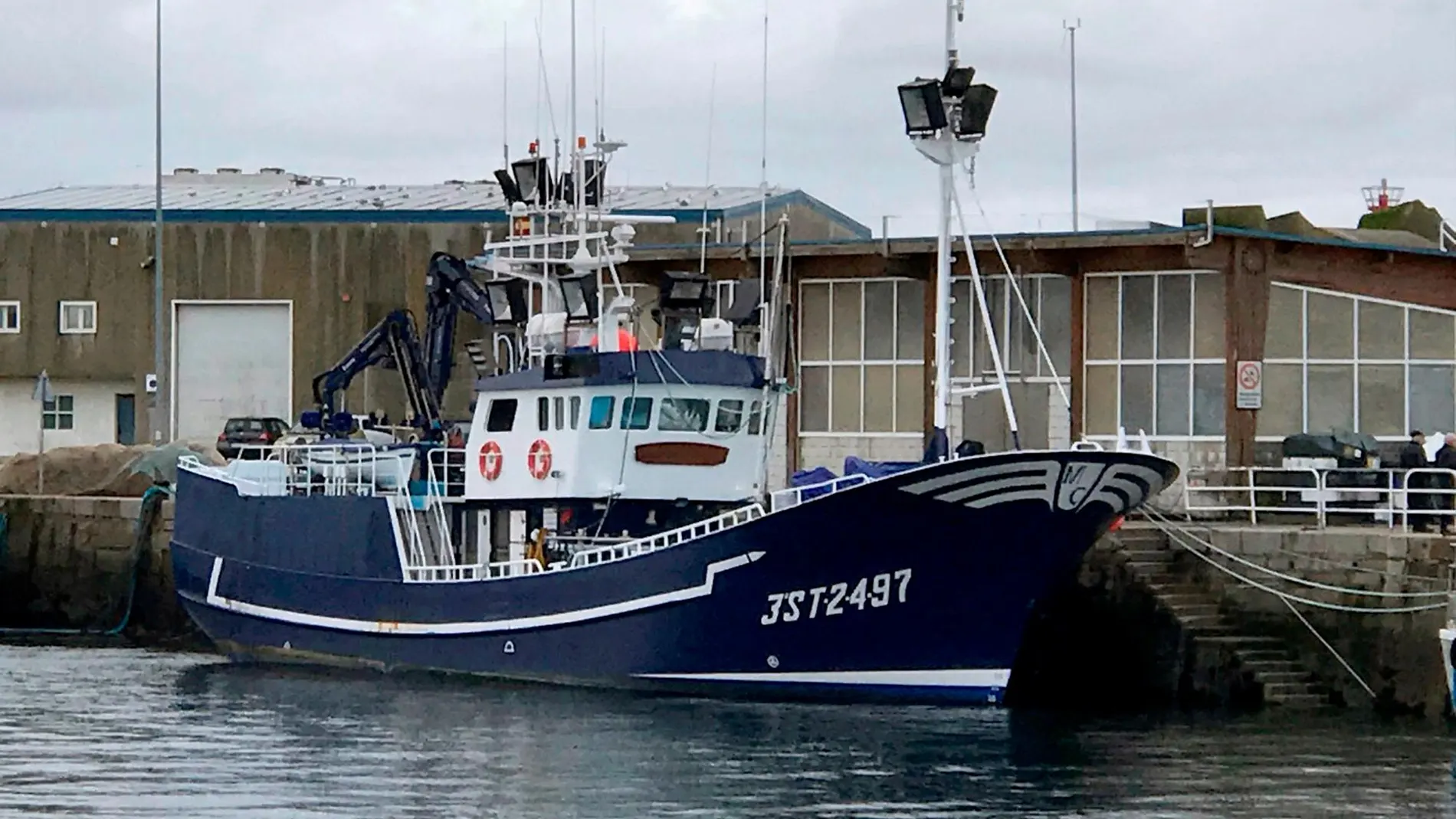 Pesquero gemelo al que hoy ha naufragado a cuatro millas y media del Cabo de Finisterre, en Galicia/Foto: Efe