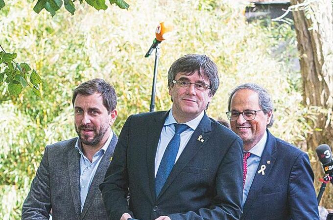 En la imagen, el ex conseller Toni Comín, Carles Puigdemont y Quim Torra, ayer en Waterloo