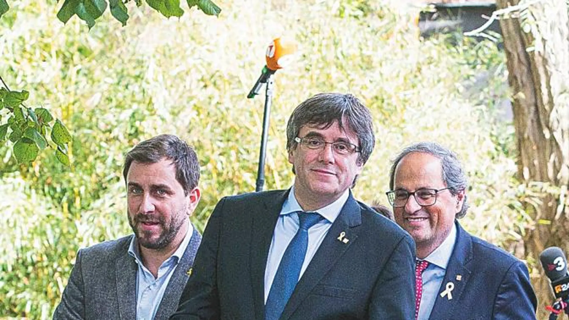 En la imagen, el ex conseller Toni Comín, Carles Puigdemont y Quim Torra, ayer en Waterloo