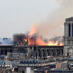 Vista general del incendio que consume el techo de la catedral de Notre Dame este lunes, en París (Francia)