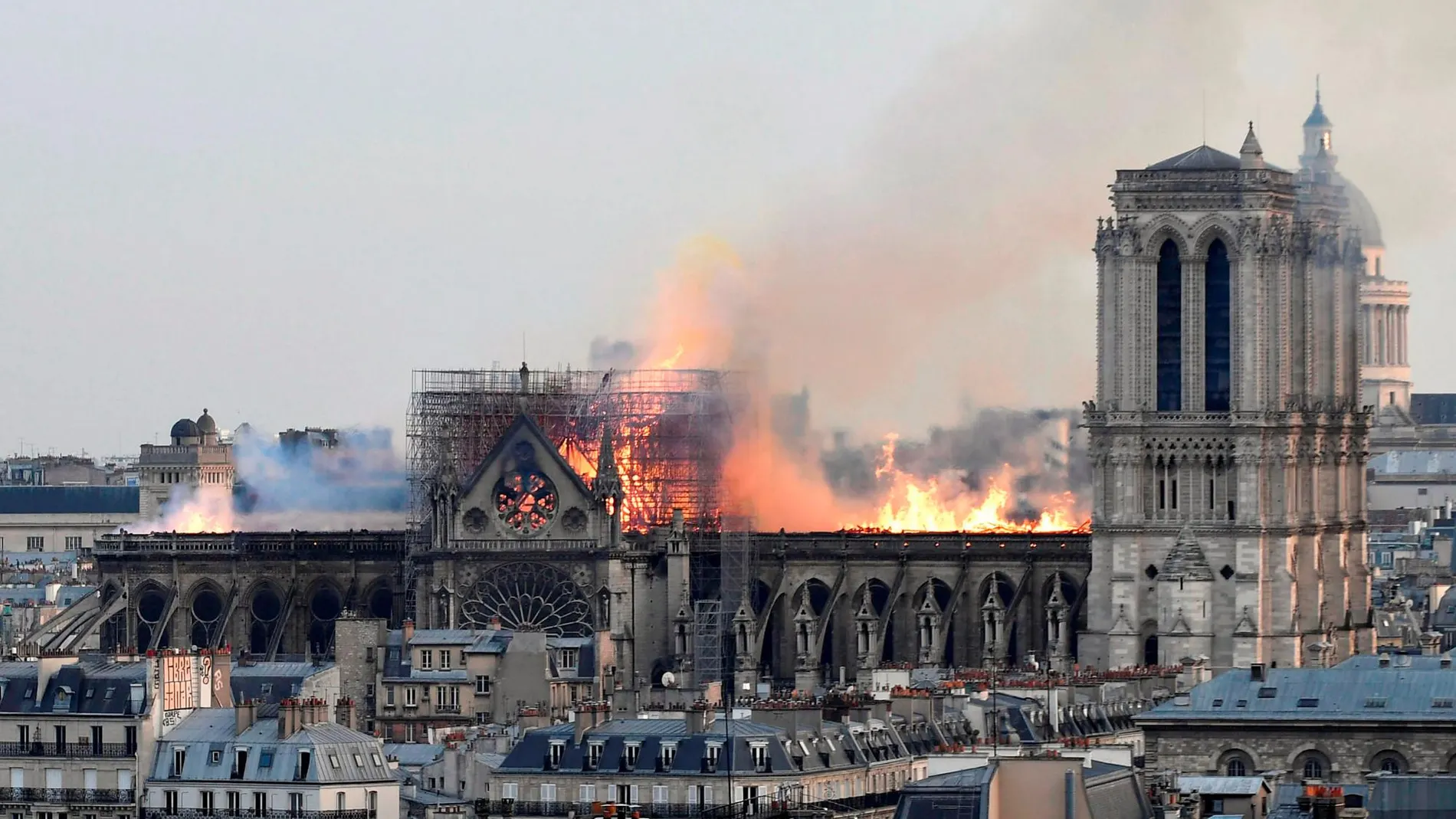 Vista general del incendio que consume el techo de la catedral de Notre Dame este lunes, en París (Francia)