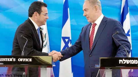 Jimmy Morales y Benjamin Netanyahu, en Jerusalén el 29 de noviembre