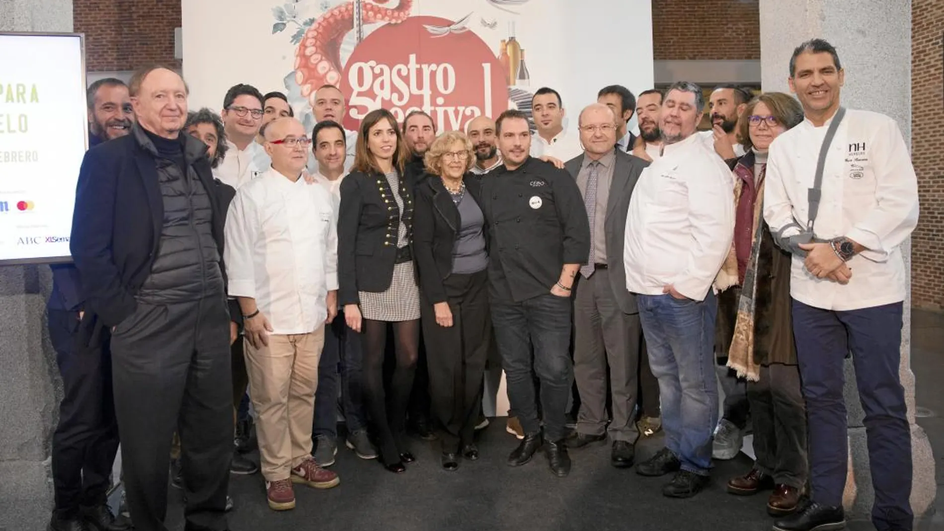 La alcaldesa, Manuela Carmena, presentó ayer el festival acompañada de cocineros del firmamento Michelín