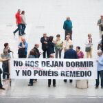 Un grupo de vecinos de la plaza del Cedro se manifiestan frente al Ayuntamiento por los problemas del ruido