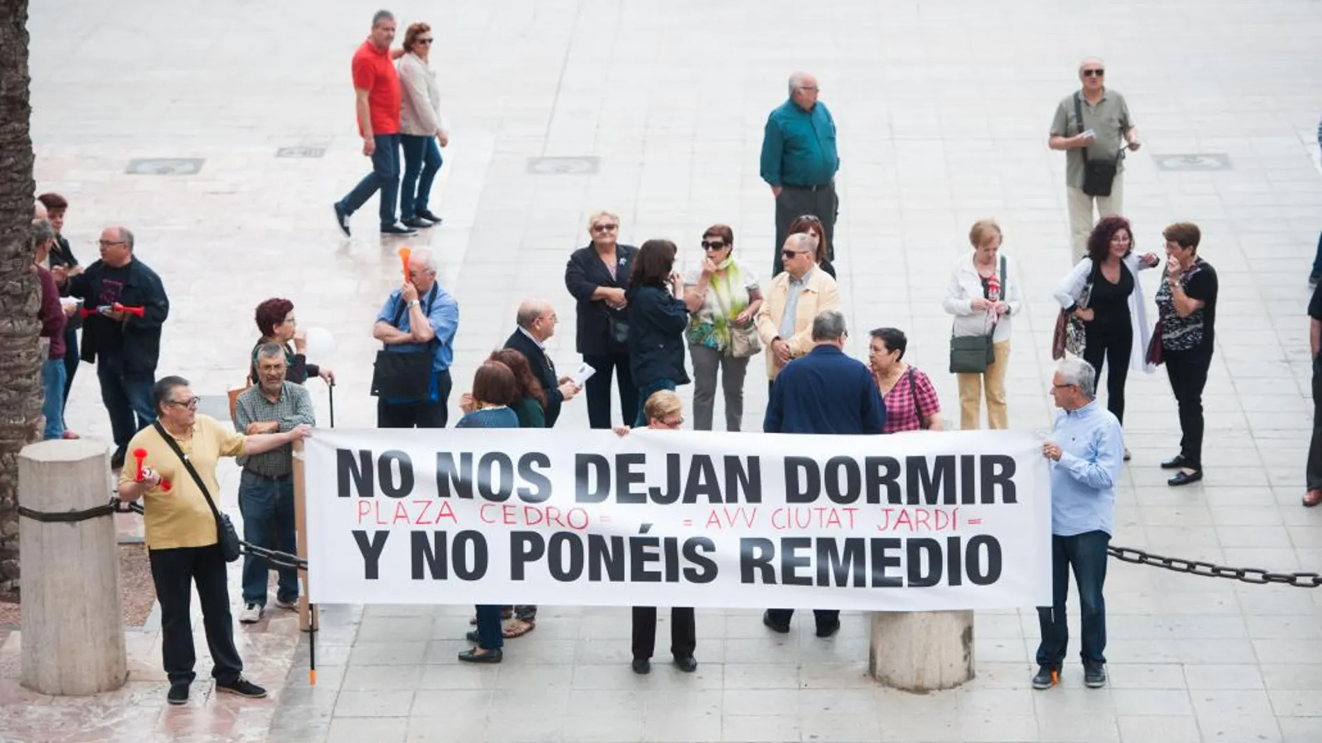 Un grupo de vecinos de la plaza del Cedro se manifiestan frente al Ayuntamiento por los problemas del ruido