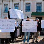Una treintena de españoles se han concentrado el pasado lunes frente al Consulado de España en Kiev para exigir la inscripción como ciudadanos españoles de sus hijos, concebidos a través de gestación subrogada en Ucrania.
