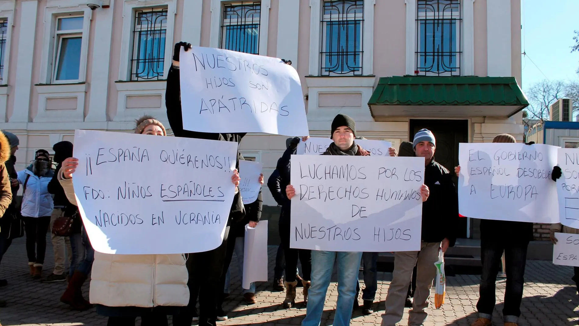 Una treintena de españoles se han concentrado el pasado lunes frente al Consulado de España en Kiev para exigir la inscripción como ciudadanos españoles de sus hijos, concebidos a través de gestación subrogada en Ucrania.