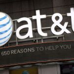 Logotipo de AT&T en una fachada de Nueva York