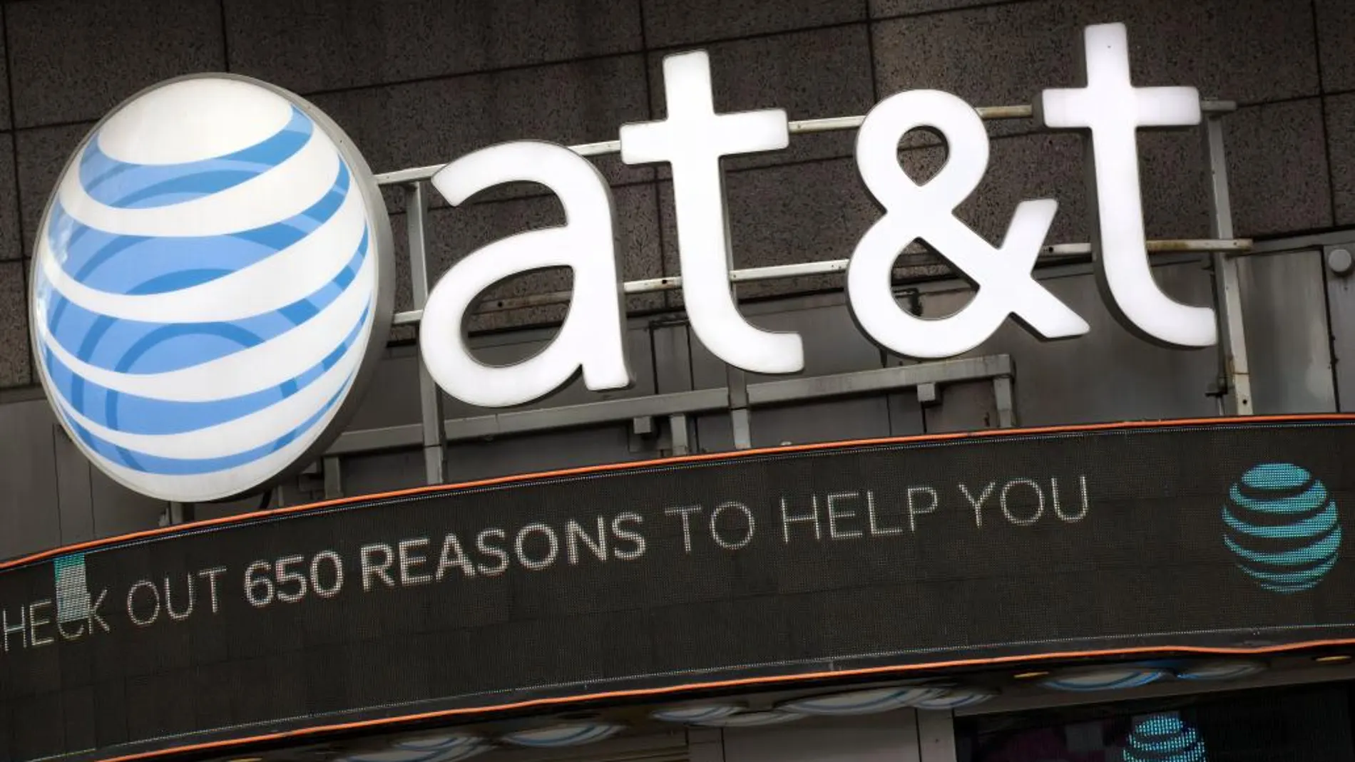 Logotipo de AT&T en una fachada de Nueva York