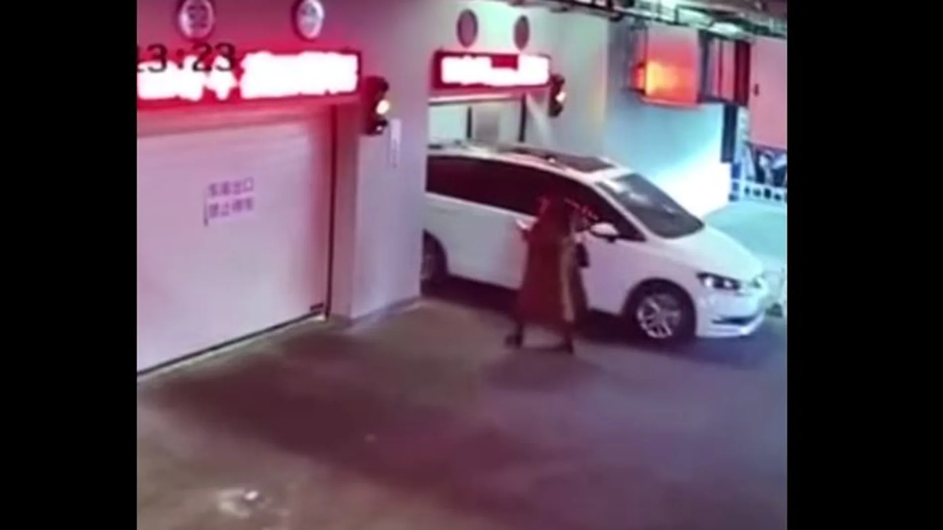 Instante en el que la mujer entra despistada al aparcamiento