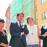 El consejero de Fomento y Medio Ambiente, Juan Carlos Suárez-Quiñones, visita el barrio de San José-El Palo de Mirasierra, en Segovia