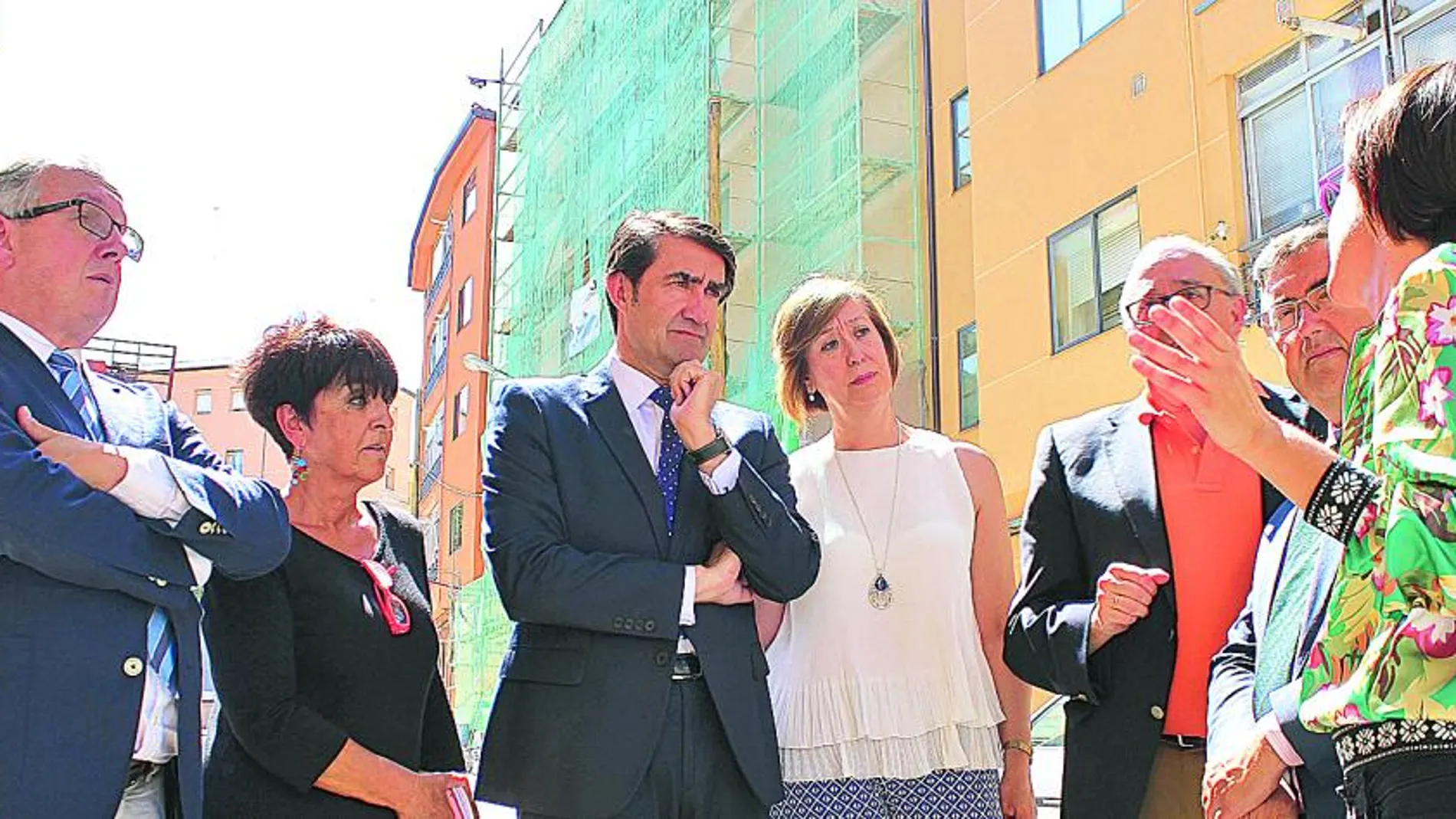 El consejero de Fomento y Medio Ambiente, Juan Carlos Suárez-Quiñones, visita el barrio de San José-El Palo de Mirasierra, en Segovia