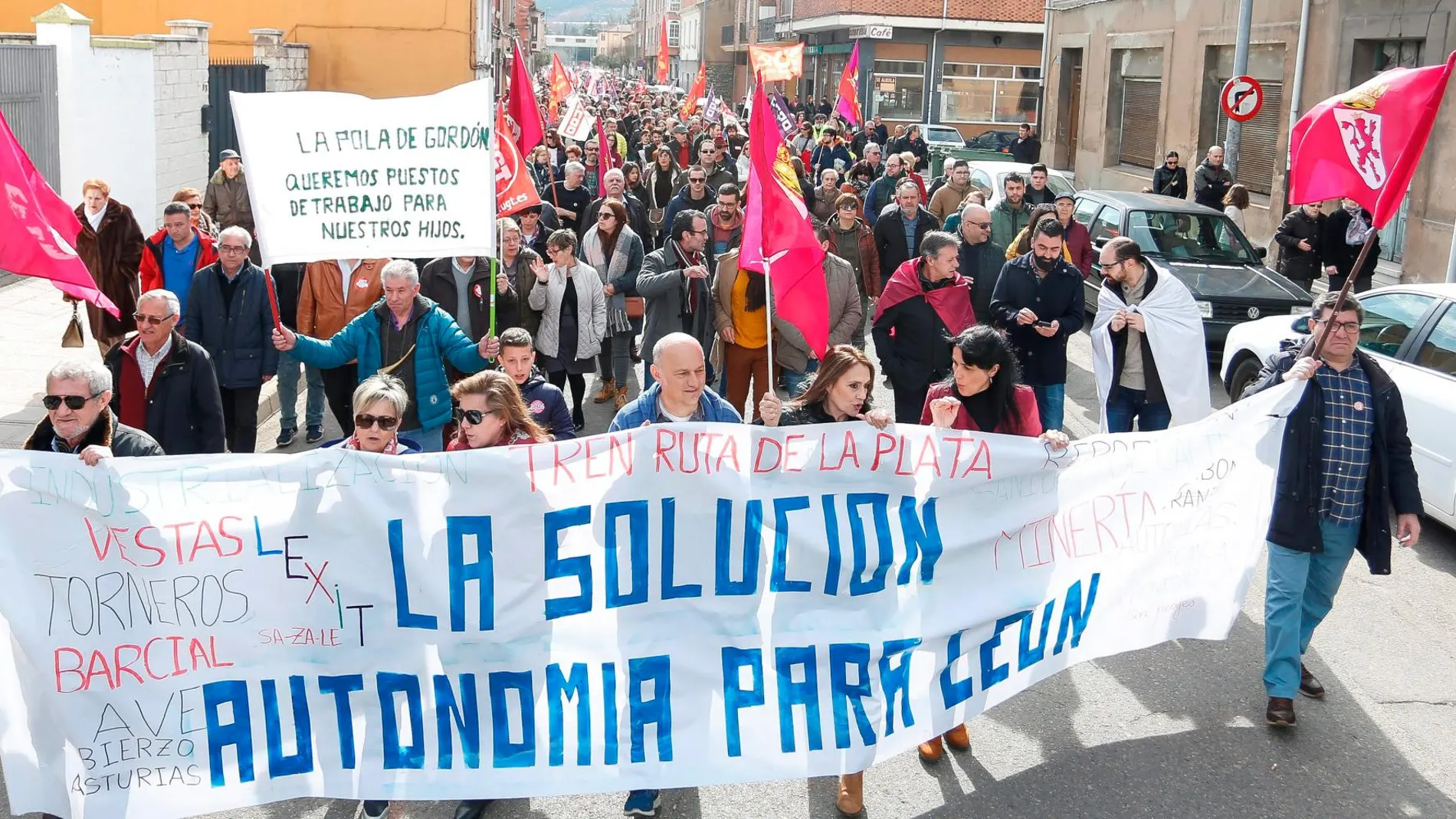 Manifestación por las calles de la Robla (León)