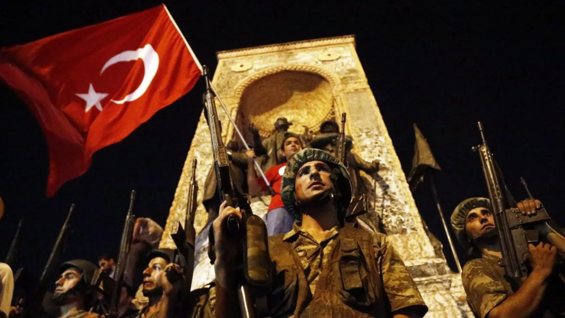 Soldados turcos forman en la plaza de Taksim en Estambul, durante el intento de golpe de Estado del viernes
