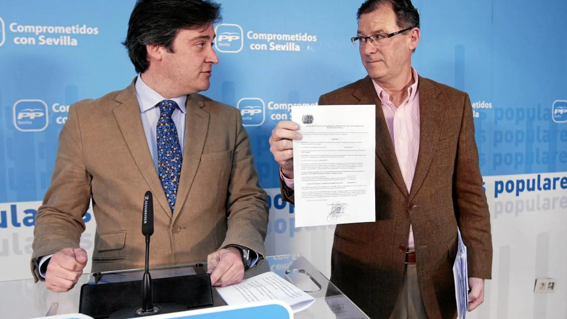 El secretario general del PP de Sevilla, Eloy Carmona, y el regidor Domingo Delgado