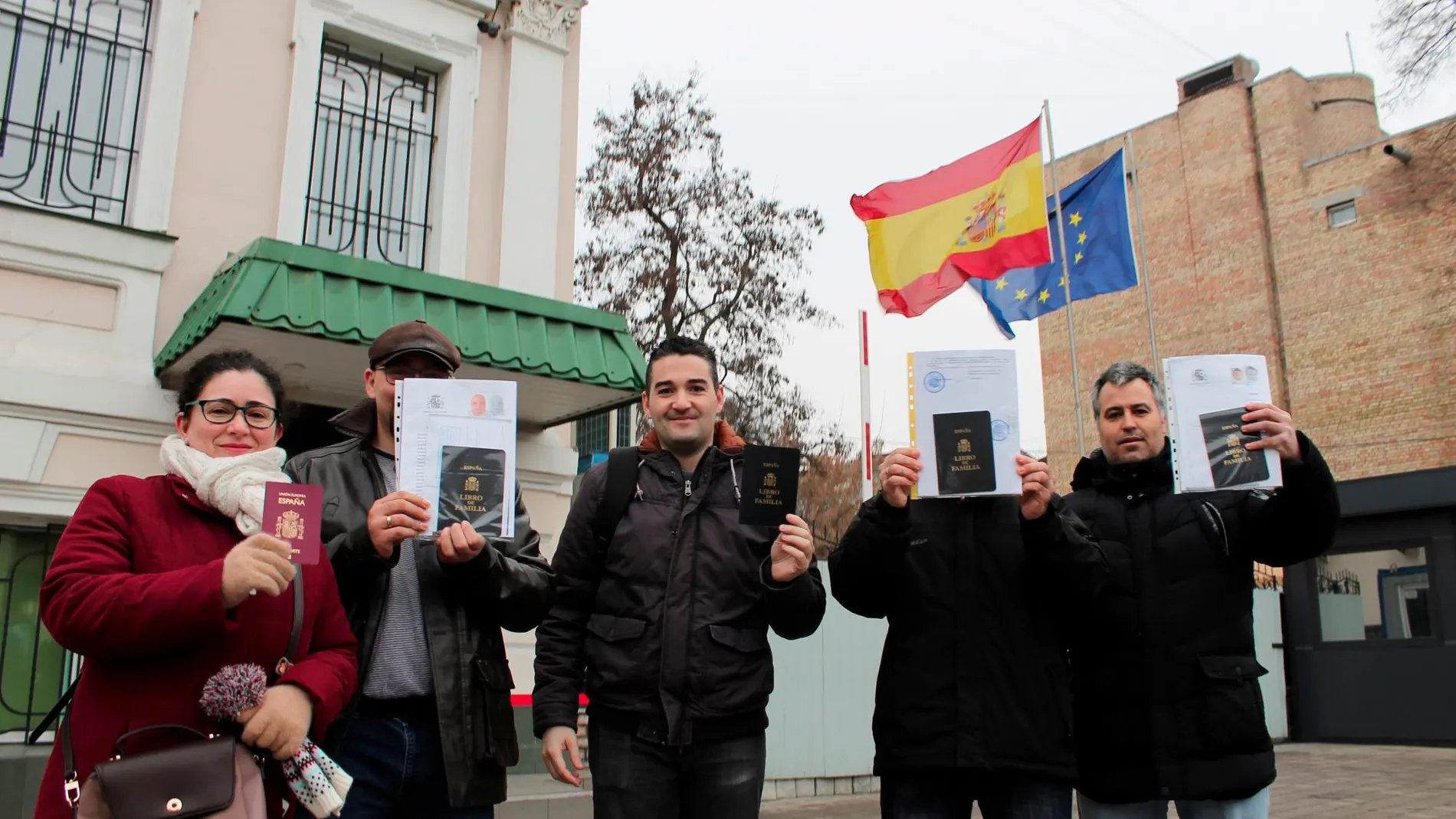 Las familias, a las puertas del Consulado en Ucrania | EFE