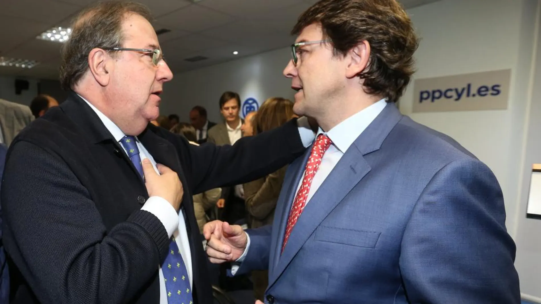 Saludo entre Alfonso Fernández Mañueco y Juan Vicente Herrera en la Junta Directiva del PP regional