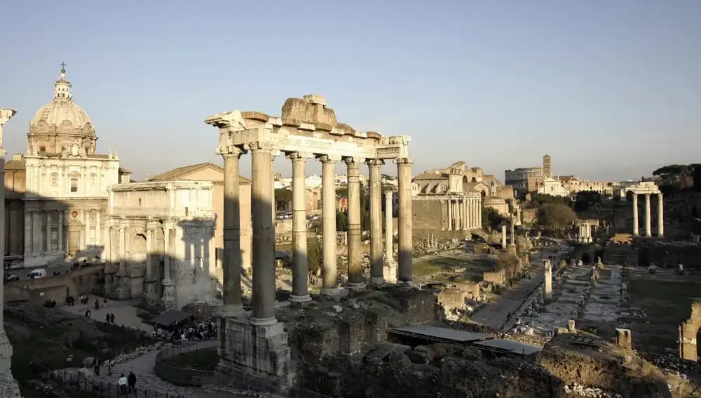 El Foro Romano junto al Coliseo en Roma