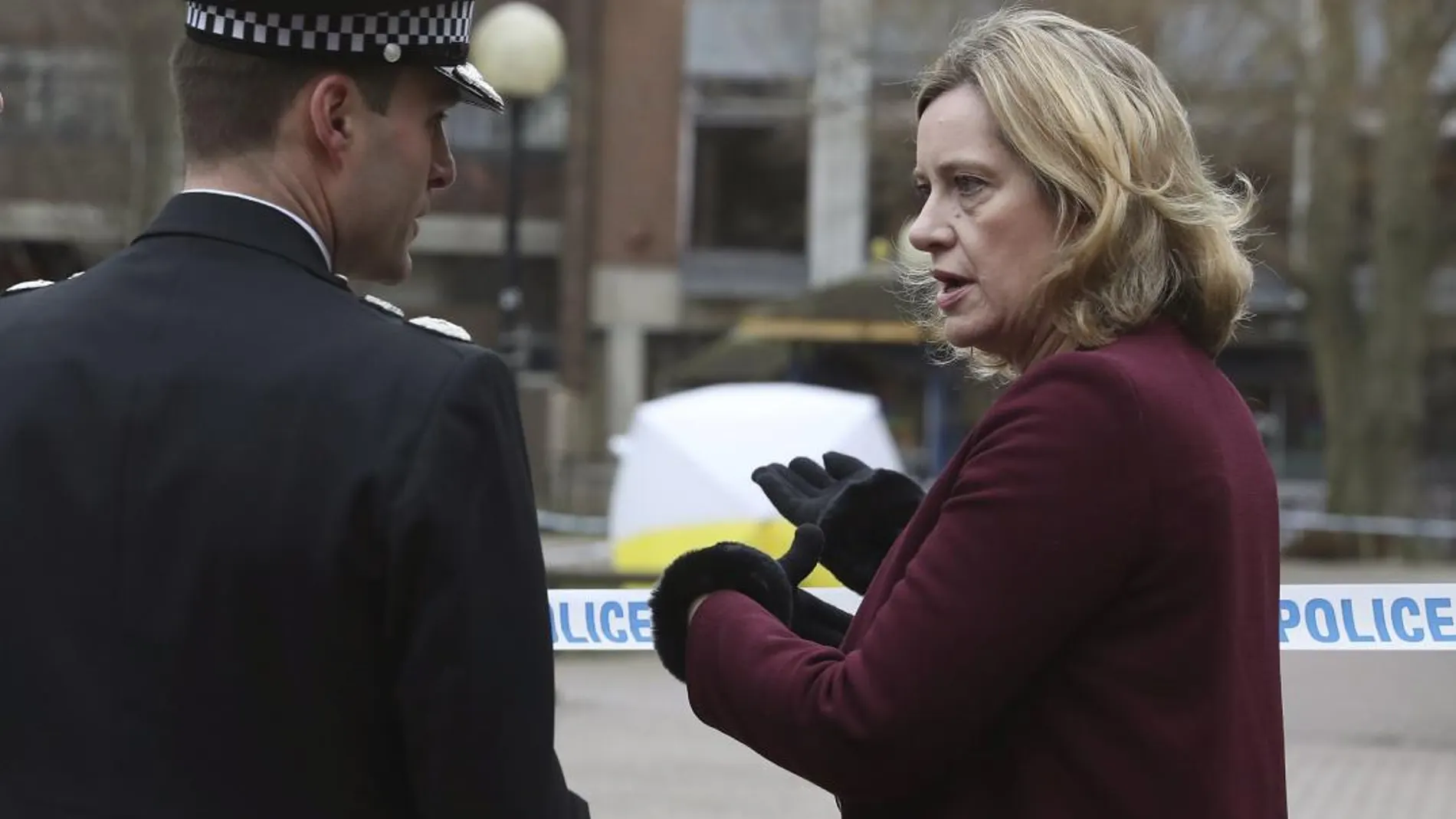 La ministra de Interior, Amber Rudd conversa con el jefe de Policía Kier Pritchard
