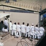 Varios presos participan en una sesión de oración en Guantánamo