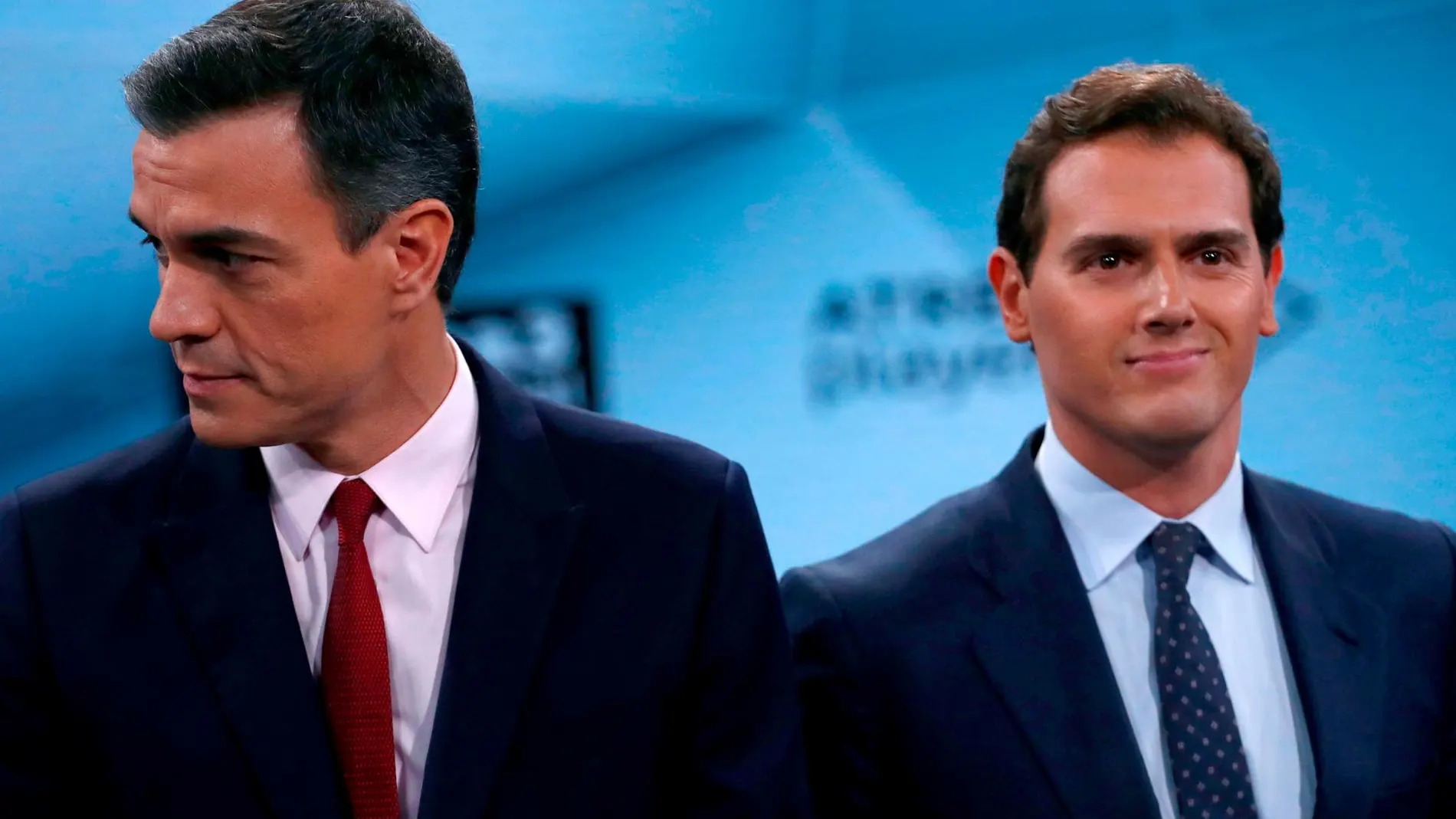Pedro Sánchez y Albert Rivera antes del inicio del debate / Foto: Reuters