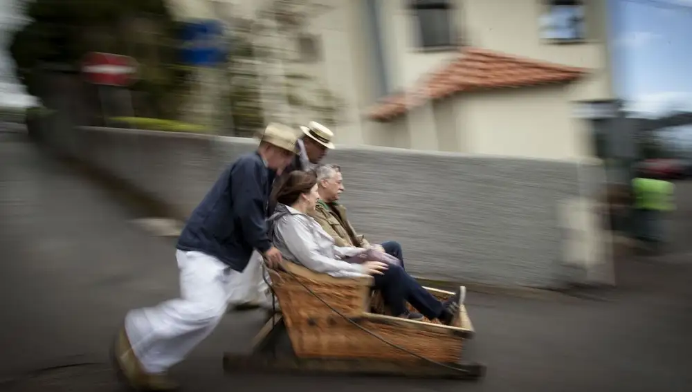 Una de las atracciones más típicas de Funchal son los llamados &quot;carros de cesto&quot;