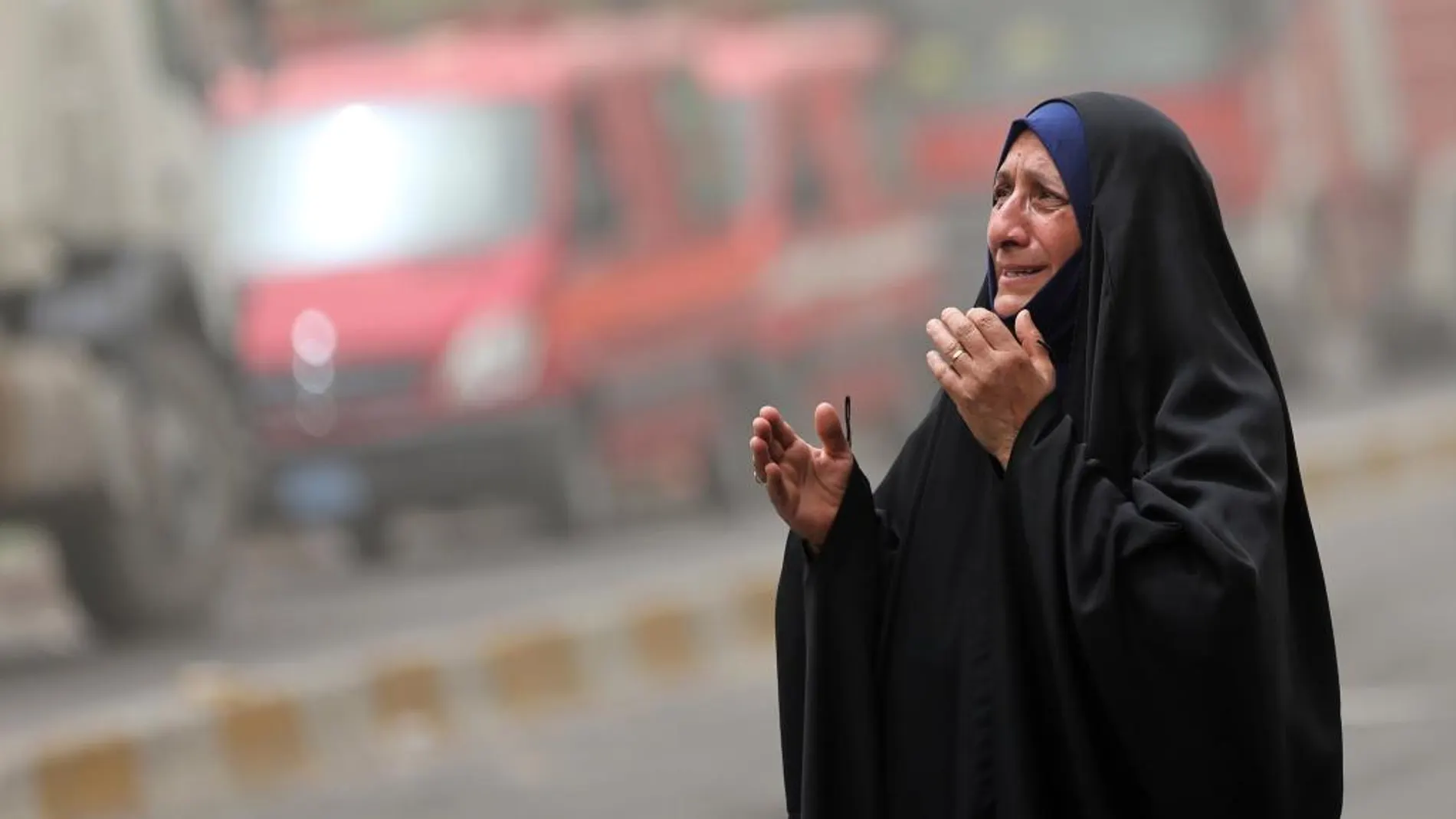 Imagen de archivo de una mujer lamentándose tras un atentado en Karada