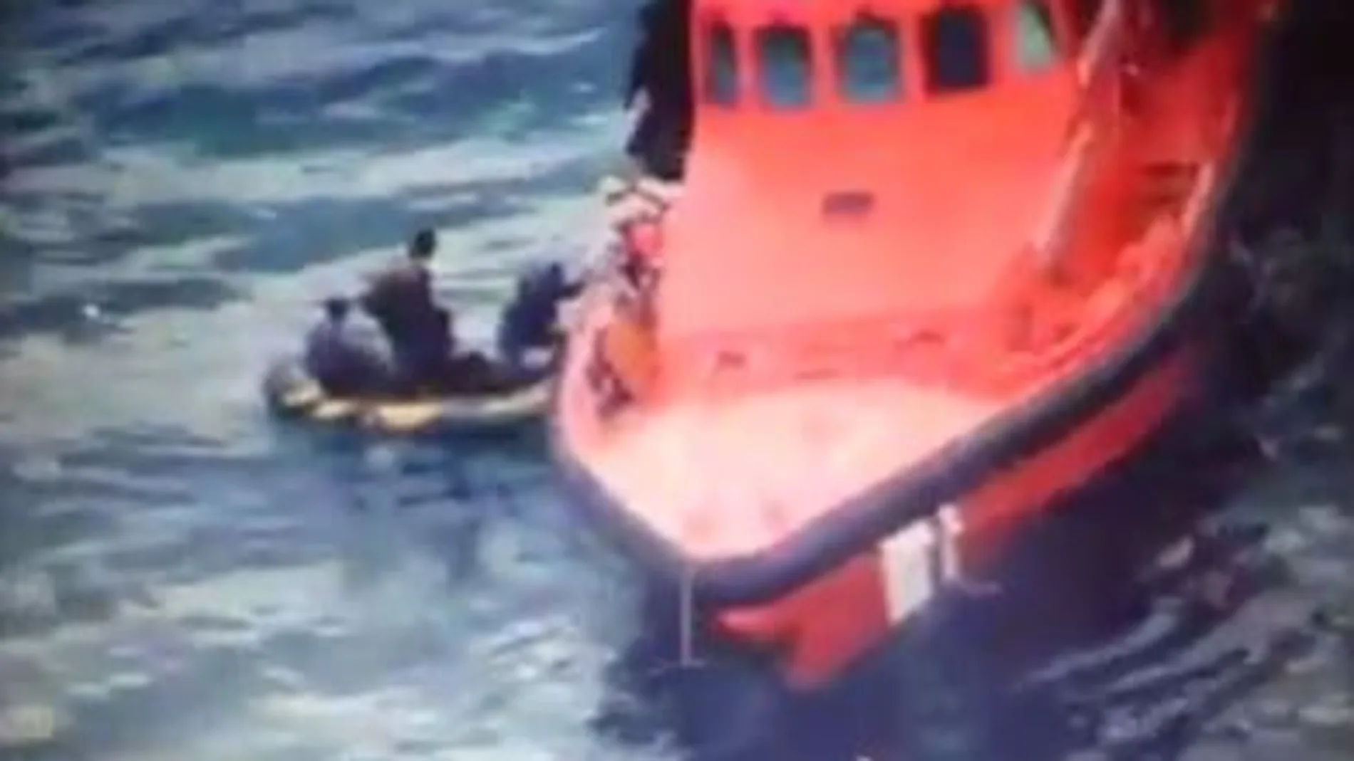 Momento del rescate de una patera con 8 inmigrantes en Tarifa