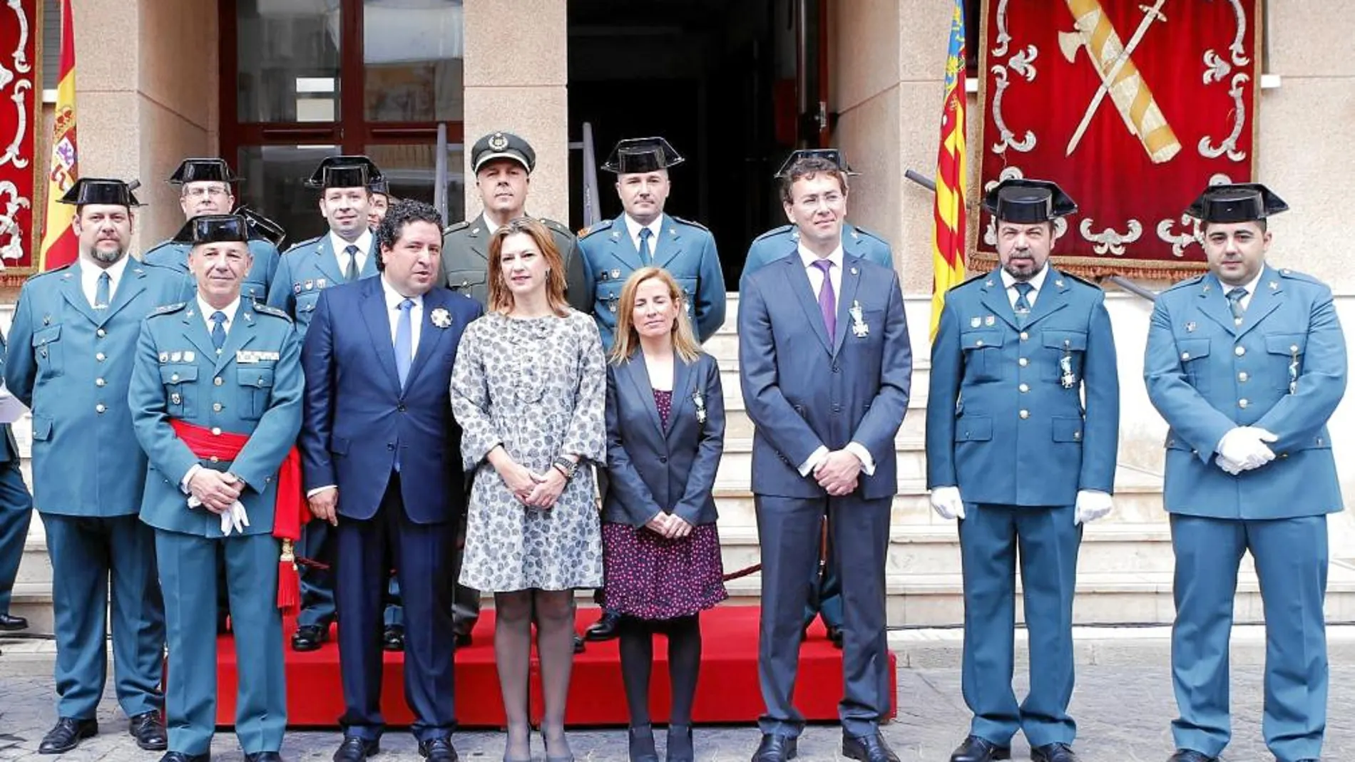 El general Santafé y la delegada del Gobierno, junto a los galardonados