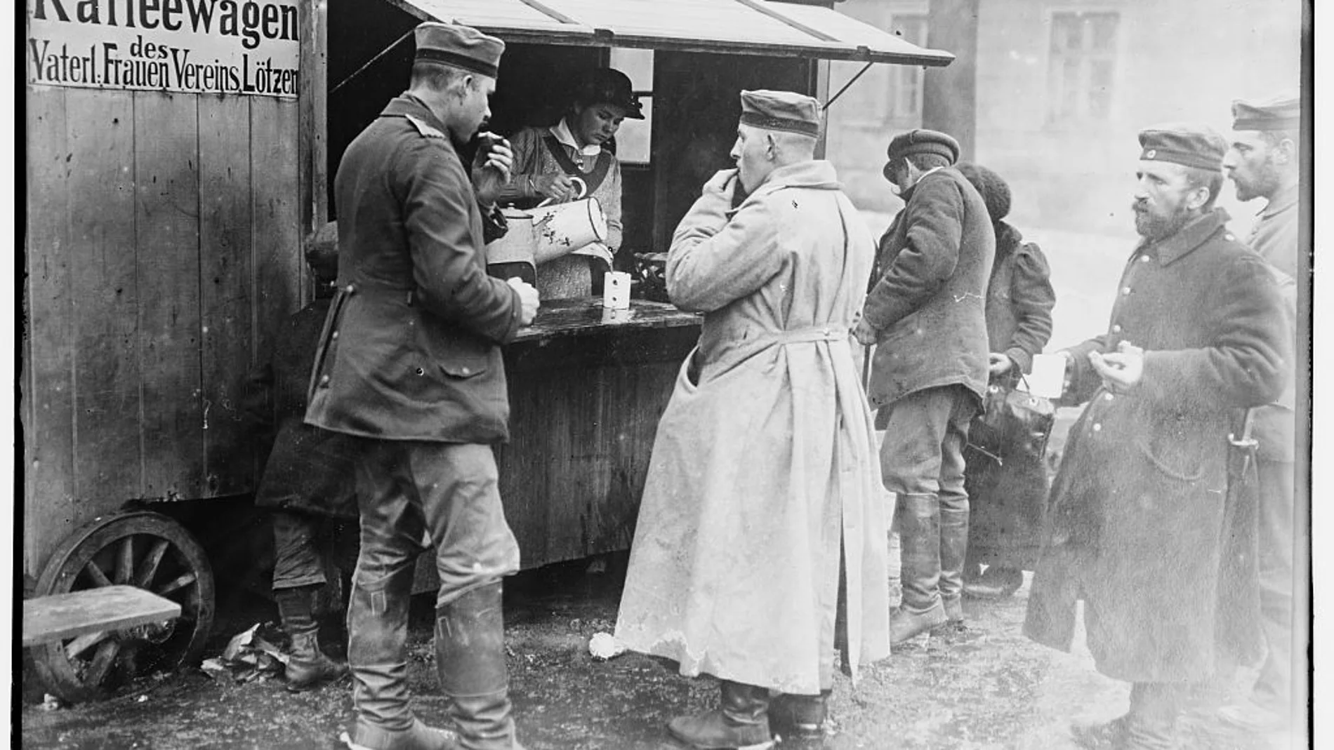 Soldados tomando café en Lotzen (al este  de Prusia)