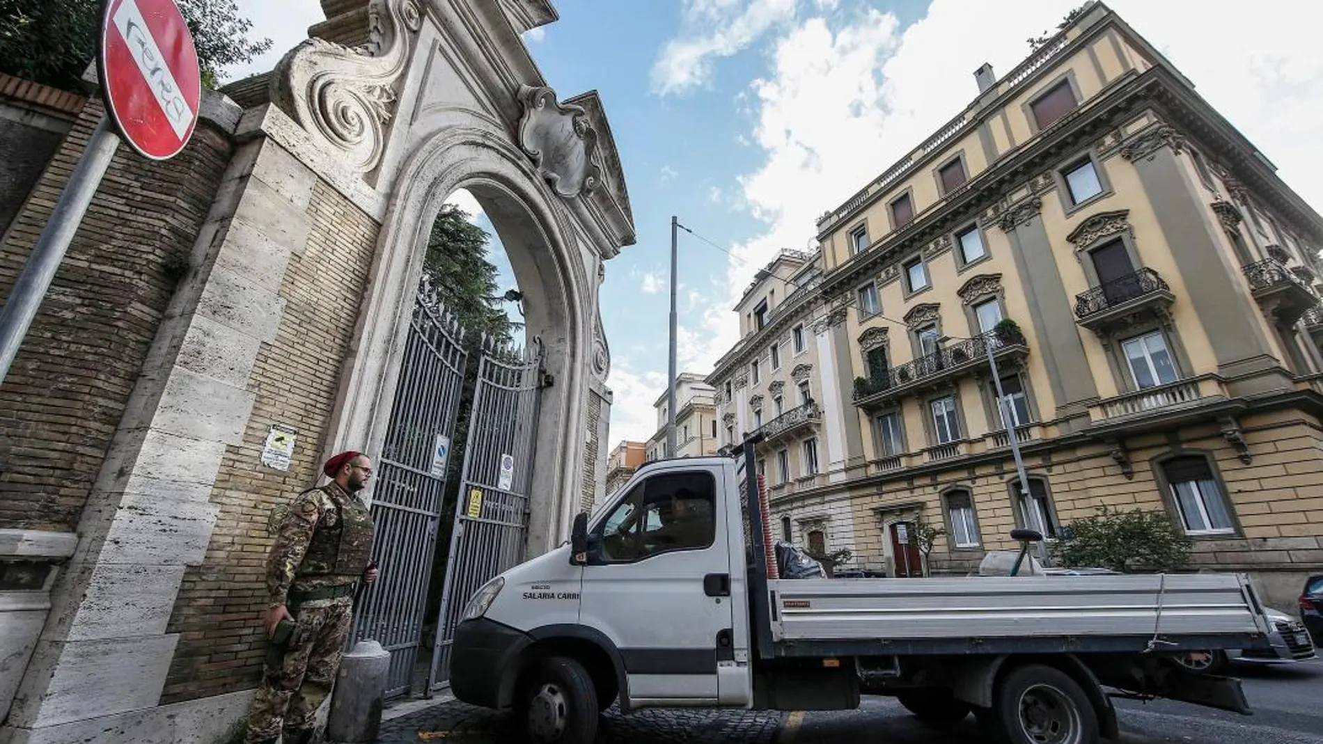 Un soldado custodia la entrada a la Nunciatura en Roma/Foto: Ap