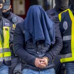 Efectivos de la Policía Nacional trasladan al detenido en Aranjuez tras el registro de su domicilio