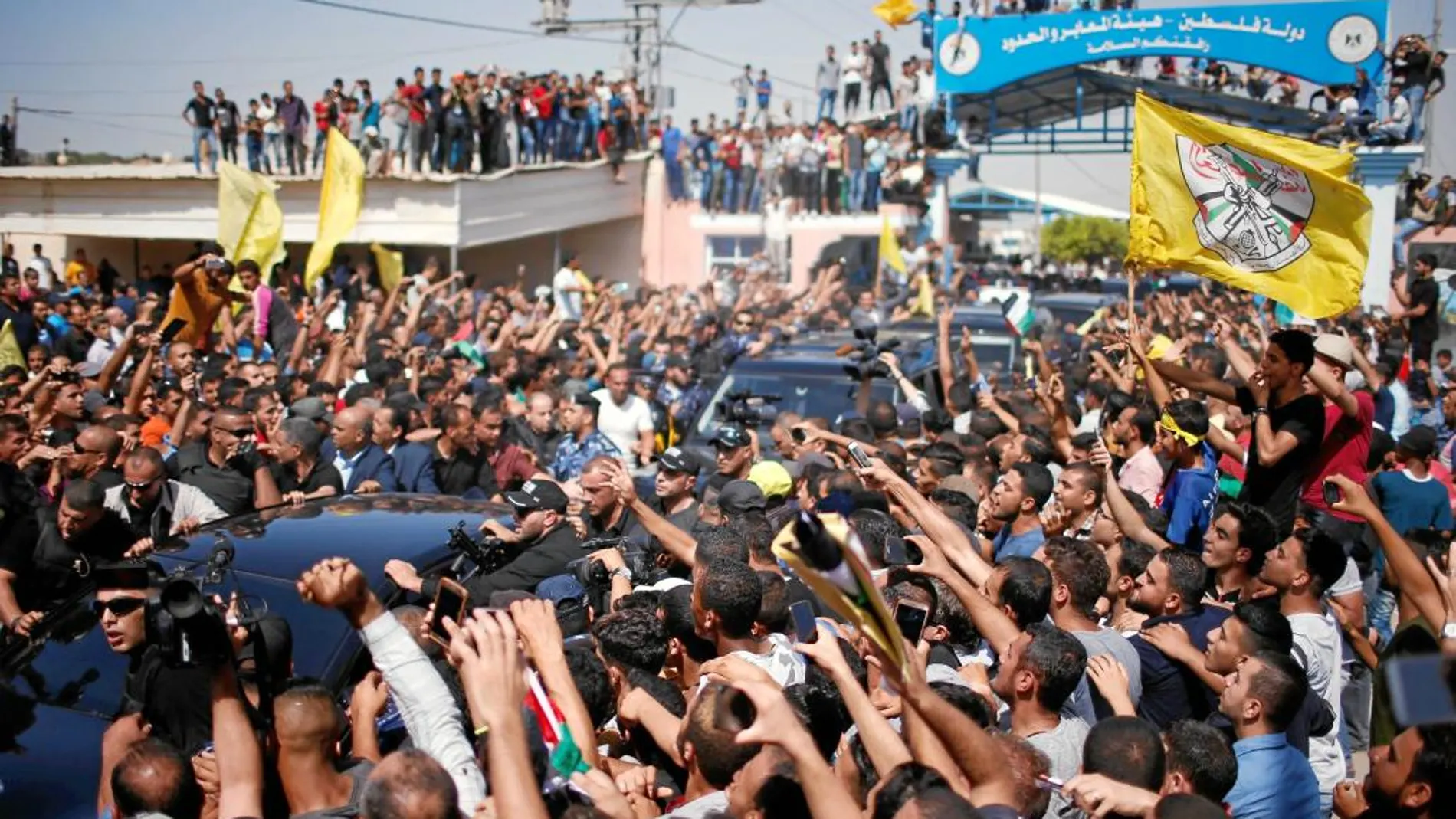Miles de personas reciben al primer ministro palestino, Rami Hamdala, a su llegada ayer a Gaza