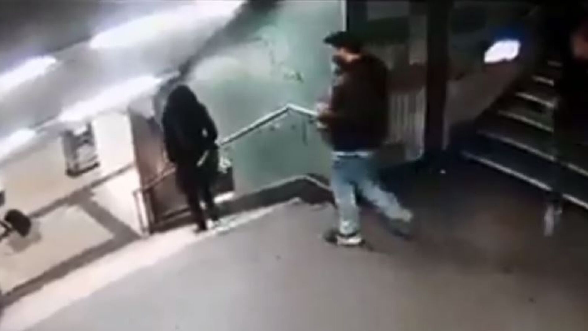 Un hombre tira escaleras abajo de una patada a una mujer en el metro de Berlín