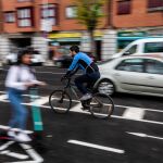 Patinetes y bicicletas conviven en las calles de la capital